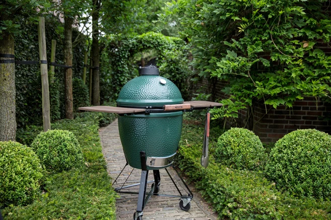 Zelený keramický gril Big Green Egg v zahradě