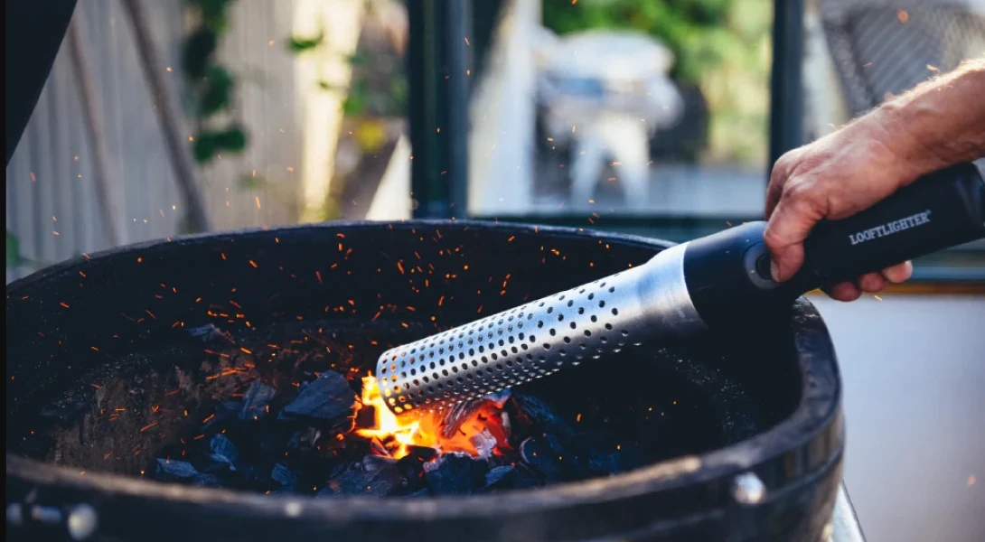 Elektrický rozpalovač Looftlighter při zapalování grilu